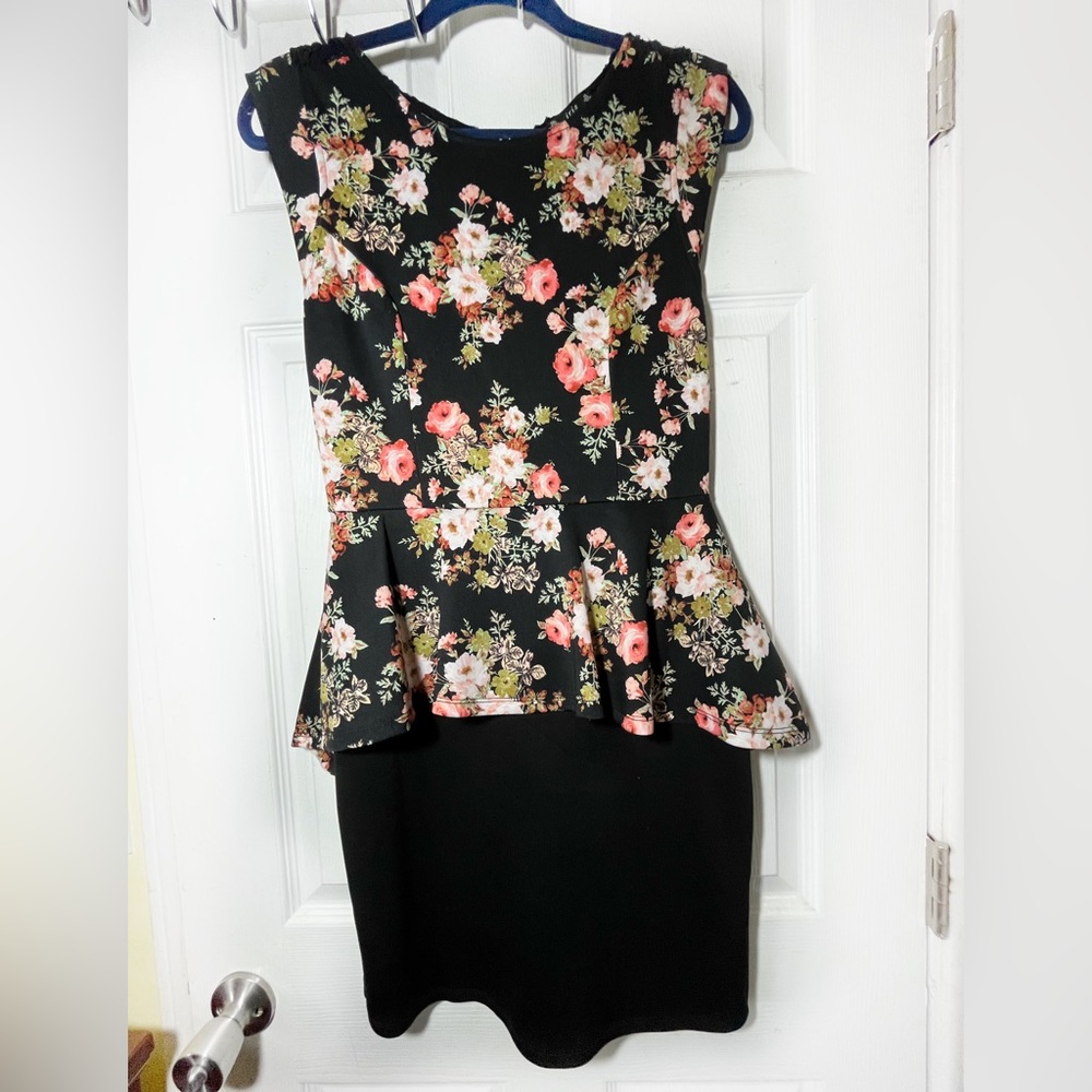 New Iris Black/Floral Women’s‎ Dress With Detail Bell on the Skirt Sz L